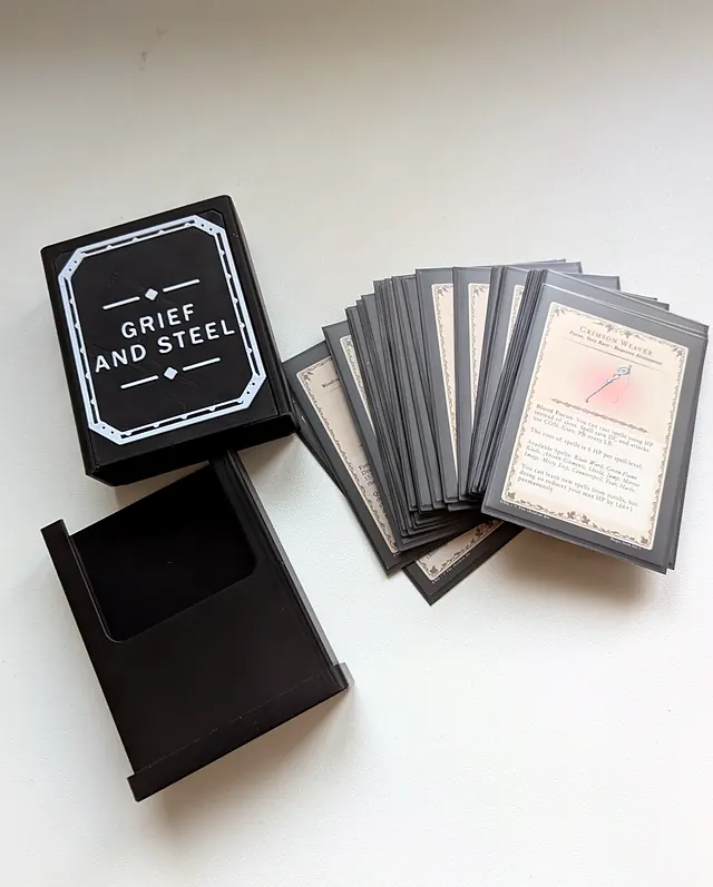 Caja negra abierta junto a su baraja de cartas