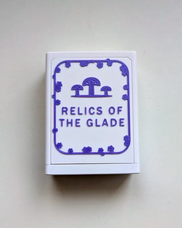 Caja blanca para baraja con la tapa en relieve morado