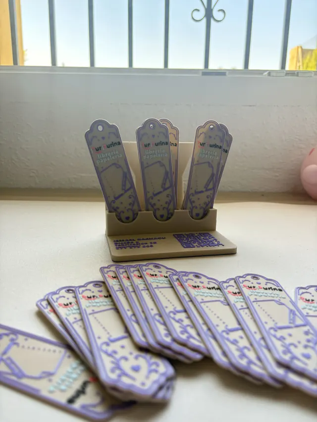 Expositor con los marcapáginas junto a una ventana