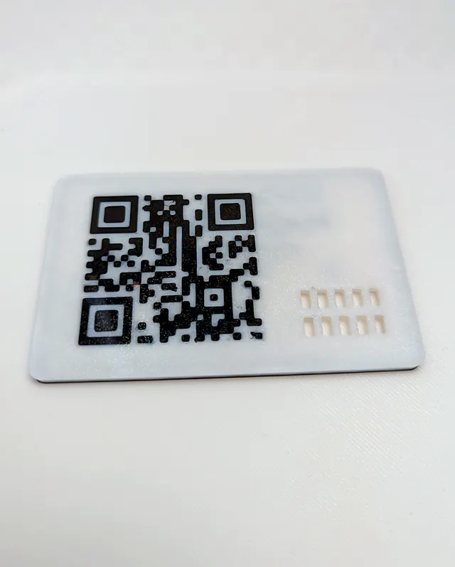 Dorso de una tarjeta impresa con un código QR y texturas